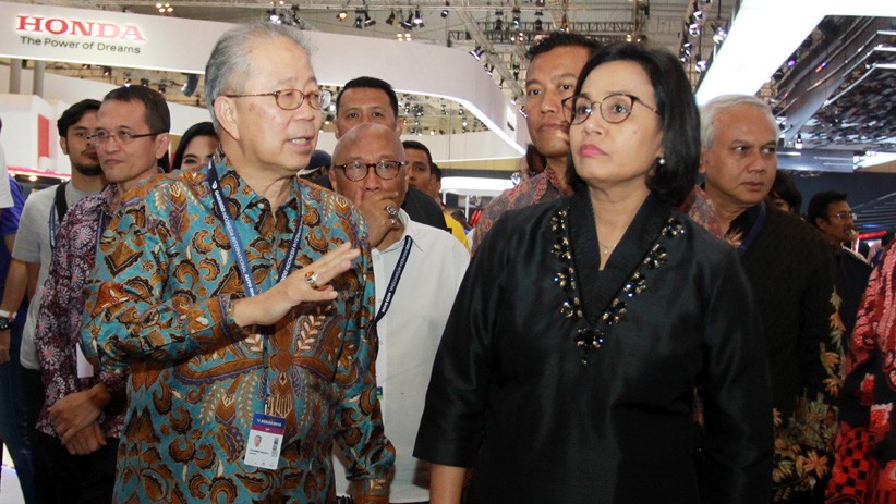Gaya Menkeu Sri Mulyani Naik Mobil Listrik di GIIAS 2019 - Bagian 3