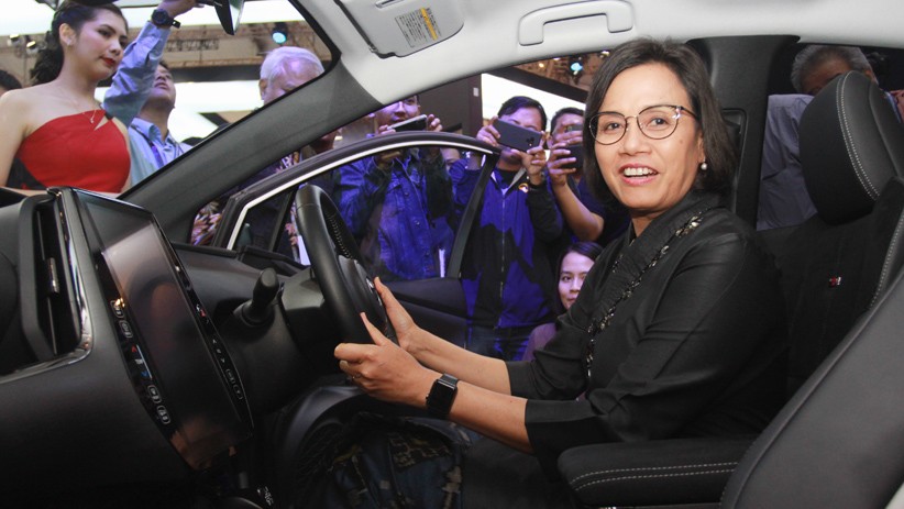 Gaya Menkeu Sri Mulyani Naik Mobil Listrik di GIIAS 2019 - Bagian 1