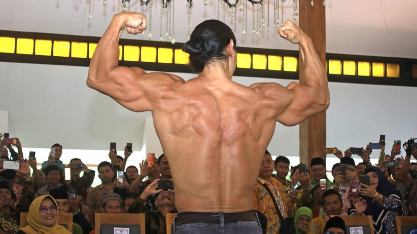 Sosialisasi Gaya Hidup Sehat, Ade Rai Pamer Otot Tubuh - Bagian 1