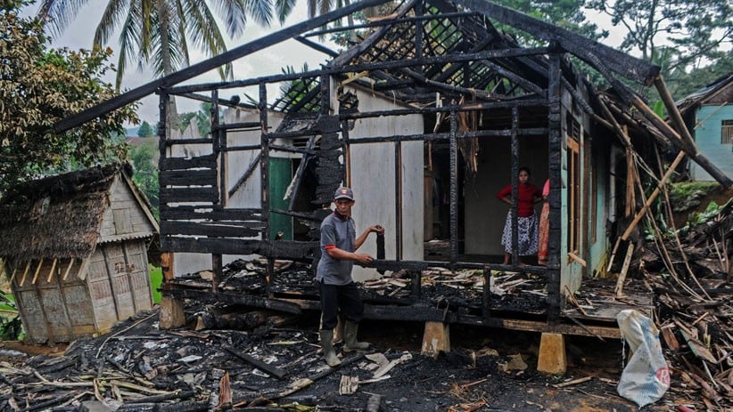 15 Rumah Adat Kasepuhan Pasir Eurih Banten Ludes Terbakar - Bagian 1