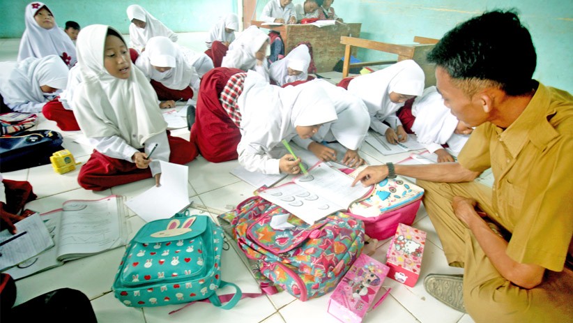 Tak Punya Meja dan Bangku, Siswa SD Negeri Bogor Belajar di Lantai - Bagian 2