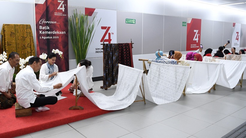 Rangkaian HUT ke-74 RI, Jokowi dan Iriana Ikut Membatik di Stasiun MRT - Bagian 2