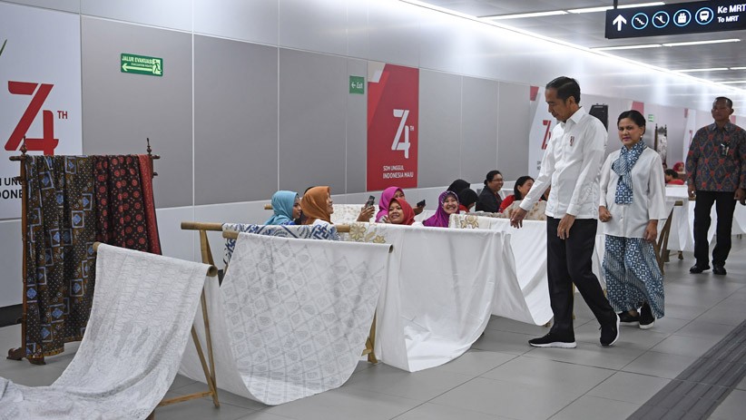 Rangkaian HUT ke-74 RI, Jokowi dan Iriana Ikut Membatik di Stasiun MRT - Bagian 3