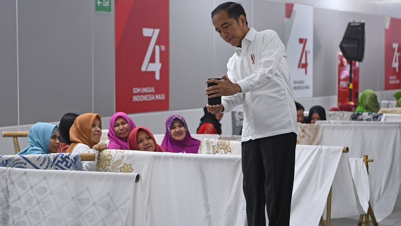 Rangkaian HUT ke-74 RI, Jokowi dan Iriana Ikut Membatik di Stasiun MRT - Bagian 4