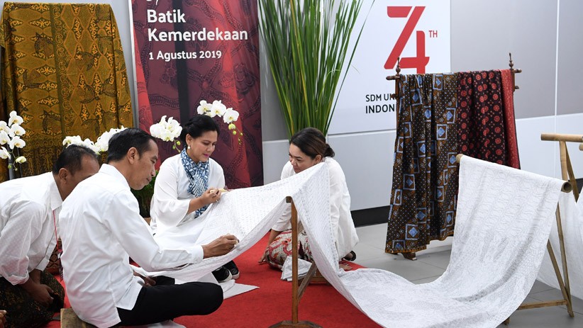 Rangkaian HUT ke-74 RI, Jokowi dan Iriana Ikut Membatik di Stasiun MRT - Bagian 1
