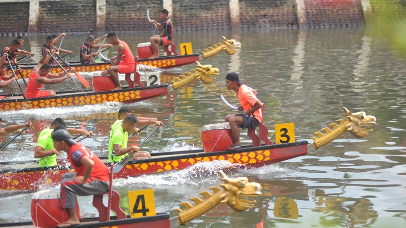 Serunya Festival Lomba Dayung Perahu Naga di Padang