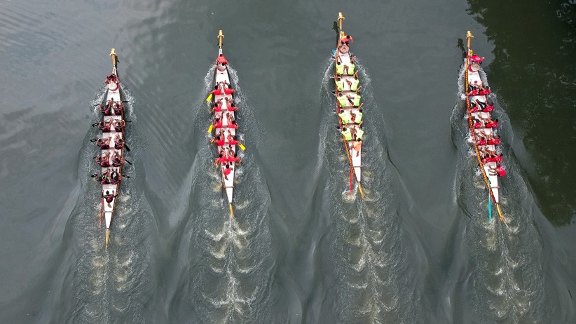 Serunya Festival Lomba Dayung Perahu Naga di Padang