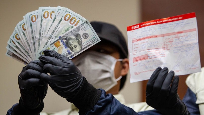 KPK Pamer Barang Bukti Dolar AS Hasil OTT Kasus Suap Impor Bawang Putih - Bagian 1