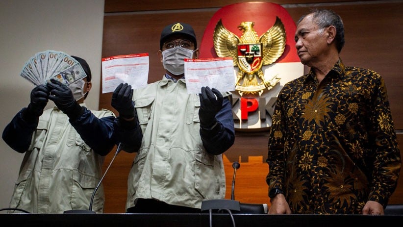 KPK Pamer Barang Bukti Dolar AS Hasil OTT Kasus Suap Impor Bawang Putih - Bagian 2