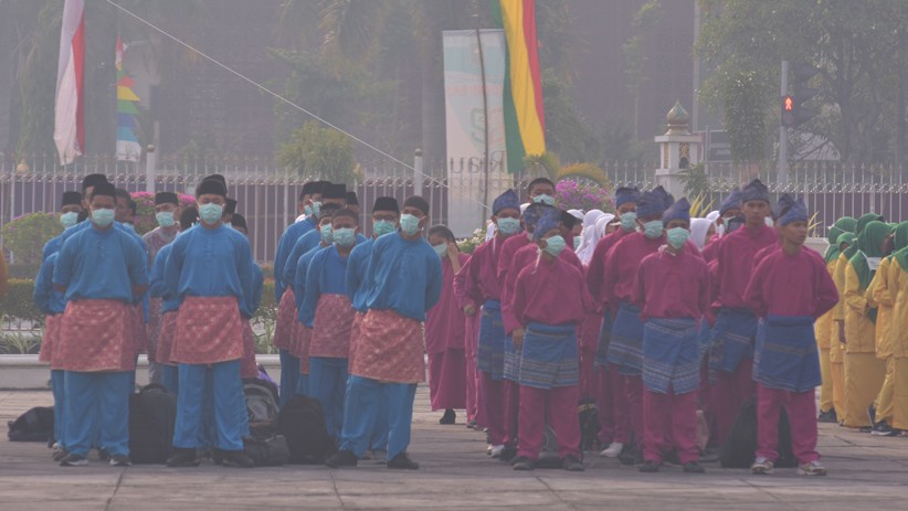 Upacara Peringatan HUT ke-62 Provinsi Riau di Tengah Kabut Asap