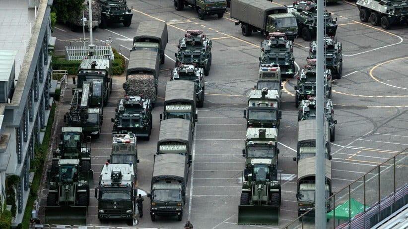 Deretan Kendaraan Militer China Berbaris di Perbatasan Hong Kong - Bagian 4