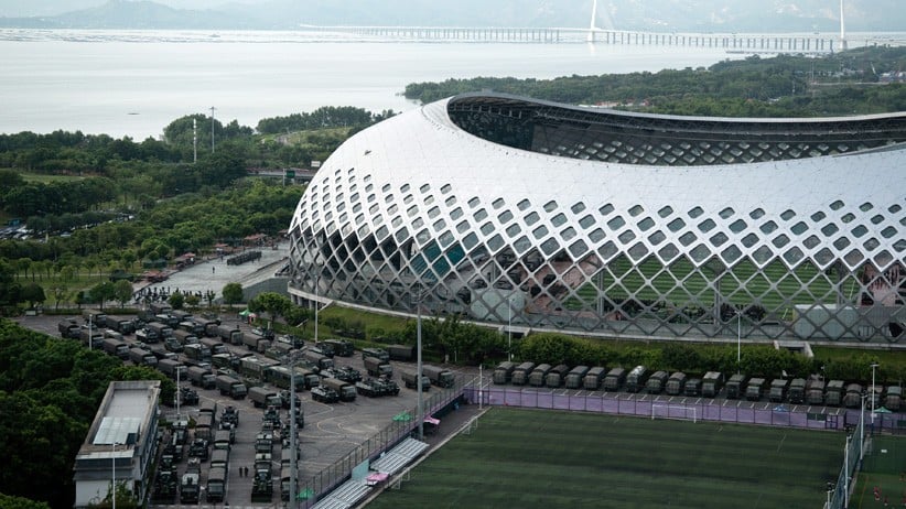 Deretan Kendaraan Militer China Berbaris di Perbatasan Hong Kong - Bagian 3