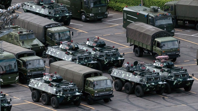 Deretan Kendaraan Militer China Berbaris di Perbatasan Hong Kong - Bagian 2