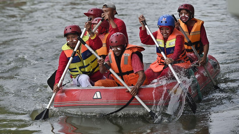 Serunya Lomba Balap Perahu Dayung Memeriahkan HUT ke-74 RI di Sungai Ciliwung - Bagian 3