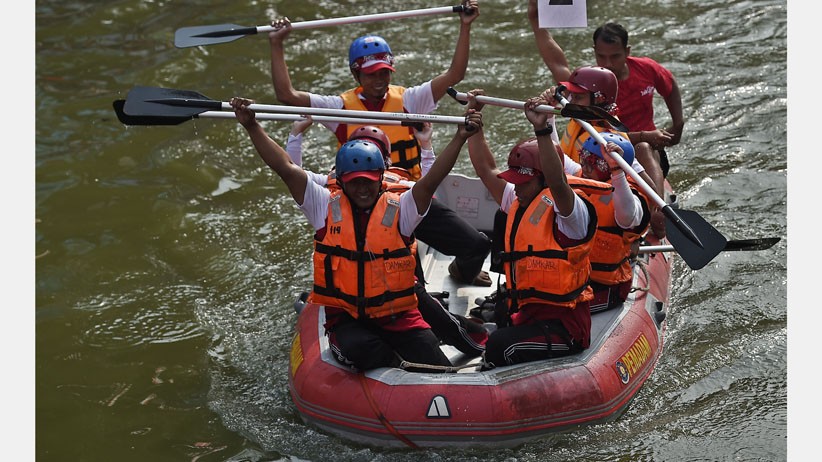 Serunya Lomba Balap Perahu Dayung Memeriahkan HUT ke-74 RI di Sungai Ciliwung - Bagian 4