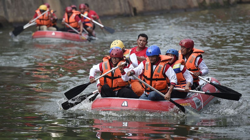 Serunya Lomba Balap Perahu Dayung Memeriahkan HUT ke-74 RI di Sungai Ciliwung - Bagian 2