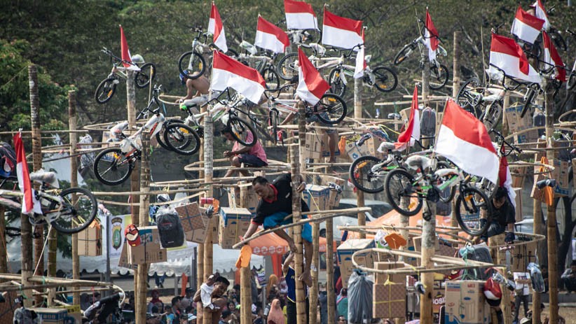 Ratusan Warga Lomba Adu Cepat Panjat 174 Batang Pinang di Ancol - Bagian 2