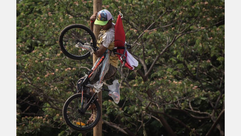 Ratusan Warga Lomba Adu Cepat Panjat 174 Batang Pinang di Ancol - Bagian 5