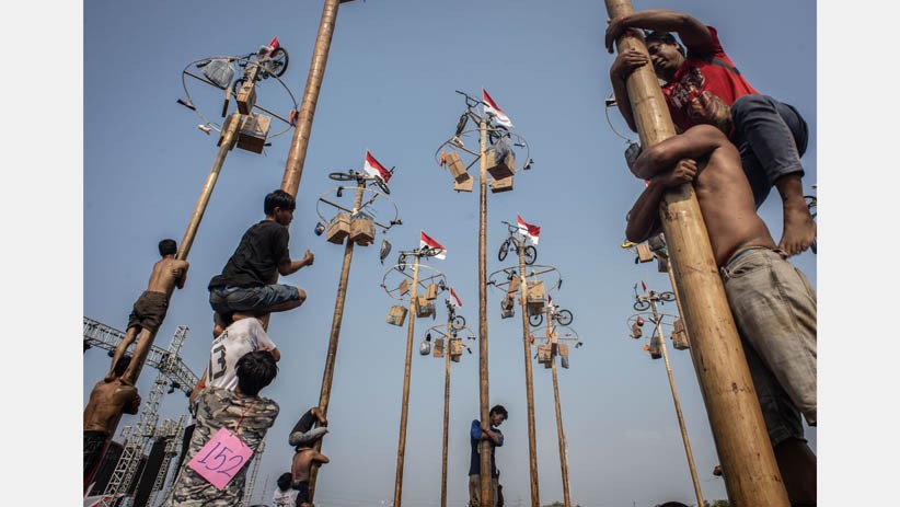 Ratusan Warga Lomba Adu Cepat Panjat 174 Batang Pinang di Ancol - Bagian 1