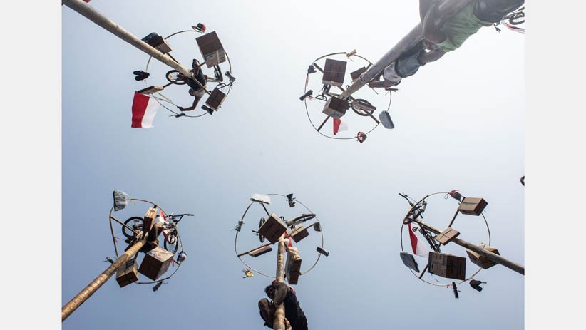 Ratusan Warga Lomba Adu Cepat Panjat 174 Batang Pinang di Ancol - Bagian 4