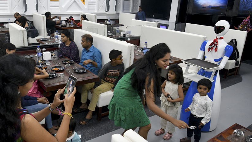 Restoran di India Pekerjakan Robot sebagai Pelayan Makanan - Bagian 3