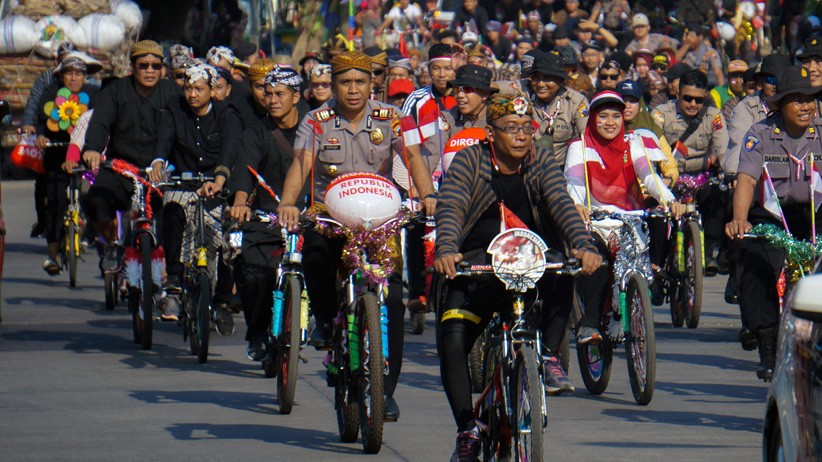 Ribuan Warga Batang Ikuti Pawai Sepeda Peringati HUT ke-74 RI