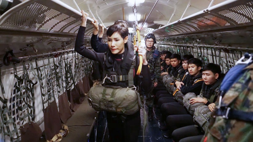 Ini Foto Langka Pesona Permaisuri Thailand yang Jadi Pilot Pesawat Tempur - Bagian 5