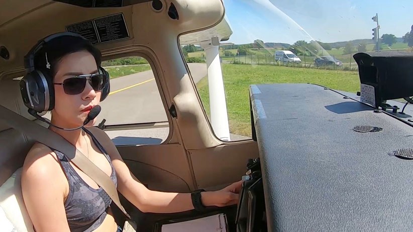 Ini Foto Langka Pesona Permaisuri Thailand yang Jadi Pilot Pesawat Tempur - Bagian 3