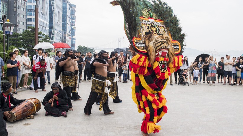 Aksi Reog Ponorogo Pukau Warga Busan Korea Selatan - Bagian 2