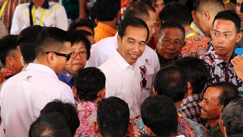 Jokowi Bagikan SK TORA dan Sertifikat Tanah kepada Warga Kalimantan - Bagian 3