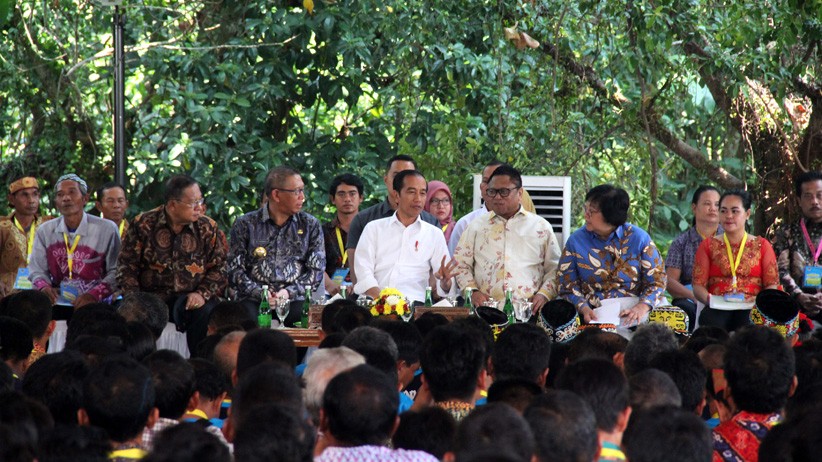 Jokowi Bagikan SK TORA dan Sertifikat Tanah kepada Warga Kalimantan - Bagian 2