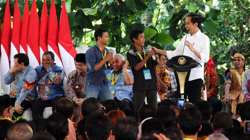 Jokowi Bagikan SK TORA dan Sertifikat Tanah kepada Warga Kalimantan - Bagian 1