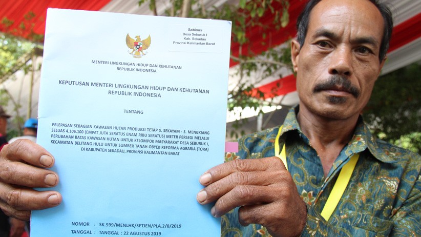 Jokowi Bagikan SK TORA dan Sertifikat Tanah kepada Warga Kalimantan - Bagian 4