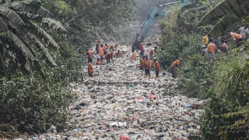 Pengangkutan Tumpukan Sampah di Kali Jambe Bekasi Butuh Waktu 4 Hari - Bagian 1