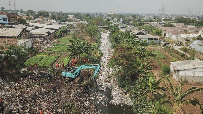 Pengangkutan Tumpukan Sampah di Kali Jambe Bekasi Butuh Waktu 4 Hari - Bagian 4