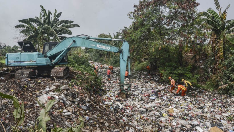 Pengangkutan Tumpukan Sampah di Kali Jambe Bekasi Butuh Waktu 4 Hari - Bagian 3