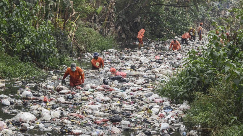 Pengangkutan Tumpukan Sampah di Kali Jambe Bekasi Butuh Waktu 4 Hari - Bagian 2