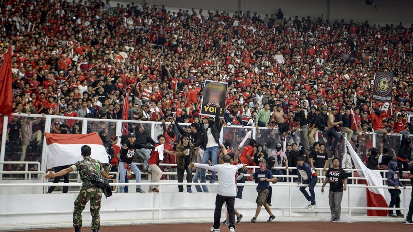 Timnas Kalah 2-3, Suporter Indonesia Berusaha Serang Suporter Malaysia - Bagian 4