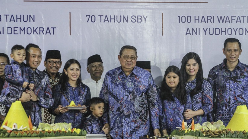 Keluarga SBY Kompak Pakai Batik Biru pada Malam Kontemplasi - Bagian 1