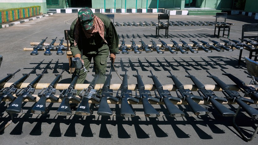 Begini Cara Prajurit TNI Merawat Senjata Api - Bagian 1