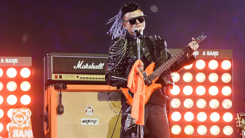 Gaya Jack Ma Tampil ala Bintang Rock saat Pensiun dari Alibaba - Bagian 4