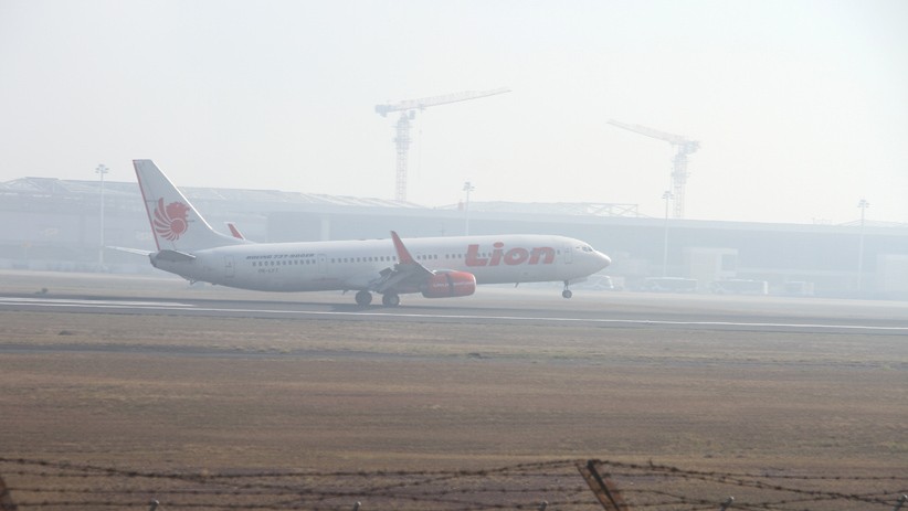 Bandara Syamsudin Noor Kalsel Diselimuti Kabut Asap, Penerbangan Terganggu - Bagian 1