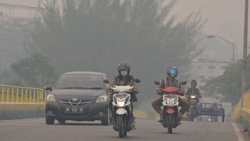 Kabut Asap akibat Kebakaran Hutan dan Lahan Ganggu Aktivitas Warga Pekanbaru - Bagian 2
