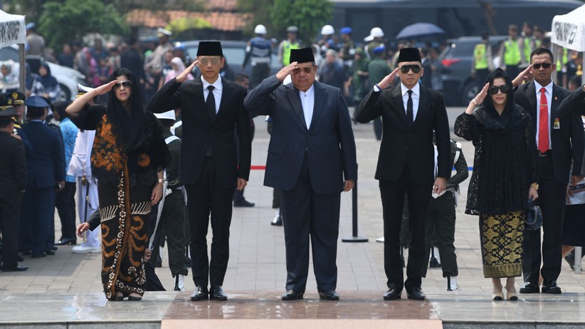 Tokoh-Tokoh Hadiri Prosesi Pemakaman BJ Habibie di TMP Kalibata - Bagian 1