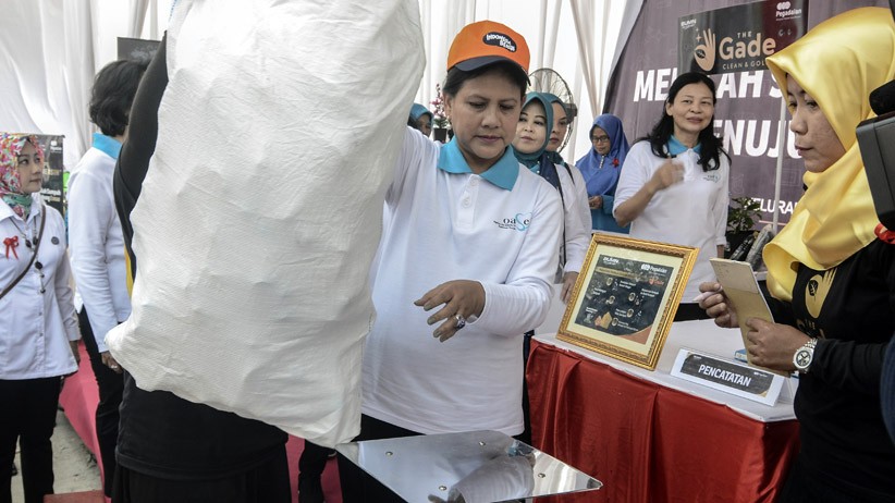 Iriana Jokowi Sosialisasi Kurangi Sampah Plastik di Bekasi - Bagian 1