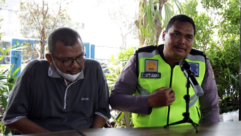  Polisi  Spiderman  Akhirnya Damai dengan Pengemudi Mobil  