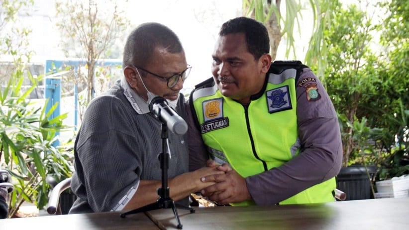  Polisi  Spiderman  Akhirnya Damai dengan Pengemudi Mobil  