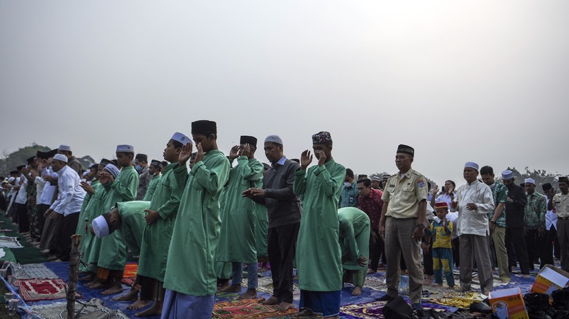 Memohon Hujan Turun, Ribuan Warga Palangkaraya Salat Istisqa - Bagian 2
