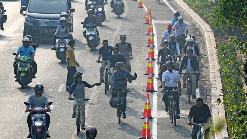 Uji Coba Jalur Sepeda, Gubernur Anies Gowes Keliling Jakarta - Bagian 2