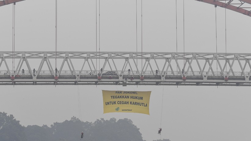 Pasang Spanduk Raksasa, Greenpeace Desak Jokowi Tegakkan Hukum Karhutla - Bagian 2